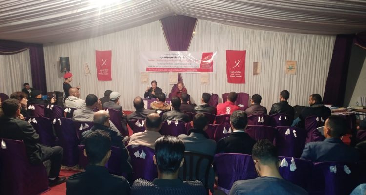 Interview avec l’écrivain Nicola serseron  sur le concept d'extraction et ses effets sur les peuples 


Attac maroc a organisé une conférence pour présenter le livre "le système de la dette et 
extractivisme" à Rabat, Agadir et Skoura avec la présence de son éditeur Nikola Serseron. Et pour approcher les militants de son contenu et le sens du système de l'extractivisme Ali Aznague a fait cet interview avec son éditeur



L’extractivisme c’est quoi ?

L’extractivisme est un nouveau mot, il est destiné à mieux comprendre le fonctionnement d’un monde dominé par les détenteurs de capitaux et la marchandisation généralisée. Il désigne le pillage des ressources naturels (végétales, minières et fossiles) par quelques grands actionnaires et institutions financières. Une dépossession-privatisation des biens communs, qui appartiennent pourtant à tous les terriens : humains, animaux, insectes, végétaux, bactéries…Mais il désigne en plus le pillage des ressources humaines, esclavage historique, travail forcé colonial, travail sous payé, etc. et aussi le pillage des ressources financières.

En effet après la la fin de l’occupation des pays colonisés, les pays dits « développés », les pilleurs, ont inventé la dette illégitime comme nouveau système d’asservissement afin de continuer et surtout  amplifier le vol des ressources naturelles. Le but étant de satisfaire l’appétit des fous du profit au pouvoir. La société actuelle n’existe qu’en consommant les ressources de la planète et en les transformant en biens à gaspiller le plus vite possible pour pouvoir en fabriquer de nouveaux. Extractivisme, productivisme, consumérisme, profits, déchets, pollutions… Et après quoi ?

Cette dette publique illégitime correspond à des emprunts que les populations remboursent à travers leurs impôts, directs et indirects, alors que les crédits n’ont pas été investis pour améliorer leur bien être parfois dans des investissements inutiles quand il n’ont pas été détournés par les classes dirigeantes du pays. En plus d’être une forme de pillage extractiviste, elle est aussi le levier du  grand pillage des ressources naturelles et du travail des humains.

Quels est l’impact de l’extractivisme dans les pays dits en « développements »

Le Fonds Monétaire International et la Banque Mondiale ont imposé, à la faveur de grandes difficultés de remboursement des pays en « développement » au cours des années 1980, les Plans d’ajustement structurels, les PAS. Ces pays ont du renoncer aux dépenses publiques d’éducation, de santé, d’infrastructures et d’investissements, transformer une partie de l’agriculture vivrière en agriculture d’exportation, accepter le libre-échange et la privatisation des grandes entreprises publiques. Pourquoi ? Le but déclaré était de dégager les moyens financiers pour rembourser la dette publique. Le résultat a été un appauvrissement des pays et de leur population plus une perte d’autonomie des décideurs dans la gestion économique de leur nation. Ainsi, pour rembourser la dette illégitime, et en échange de quelques prêts de secours, il leur a fallu privatiser les entreprises minières, extraire toujours plus de ressources naturelles destinées à être exportées brutes et bien sur aussi exporter des matières premières végétales et alimentaires. C’est ainsi que la boucle des pillages extractivistes s’est refermée sur les peuples.

Les conséquences du système dette et extractivisme sur l’agriculture paysanne

Pour exporter des matières premières agricoles et ainsi obtenir les devises nécessaires aux remboursements des dettes illégitimes, les gouvernements des pays endettés ont été poussés à transformer l’agriculture vivrière et paysanne, en agriculture industrialisée. Pourtant la petite agriculture familiale nourrit, encore en 2018, la très grande majorité des habitants de la planète. En utilisant très peu d’intrants chimiques, elle est peu dépendante des importations et des énergies fossiles, elle ne détruit pas les sols et ne réchauffe pas le climat. De plus elle permet aux pays d’avoir une autonomie alimentaire incomparable avec celle que peut procurer l’agriculture productiviste. En plus elle donne du travail à une grande partie de la population. Son grand défaut pour les bourgeoisies au pouvoir et les spéculateurs venus de l’étranger grâce au libre-échange imposé par les PAS, est qu’elle ne leur apporte aucun profit. Les petits paysans achètent peu d’intrants, utilisent peu d’énergie, s’échangent leurs semences, s’entraident, consomment une partie de ce qu’ils produisent et vendent sur les marchés locaux leurs surplus. Alors tous les moyens vont être progressivement mis en oeuvre pour que les détenteurs de capitaux puissent accaparer les terres des petits paysans, en les volant, en disant qu’ils n’ont pas de titre, qu’ils n’utilisent pas suffisamment les terres ou qu’ils les cultivent mal, etc.

Pour qu’ils quittent leurs fermes d’autres stratégies sont utilisées : ne jamais leur distribuer de subventions, ne pas faire de formations, les obliger à utiliser des semences brevetées qu’il leur faut racheter chaque année et qui implique l’achat de pesticides. Le but est alors de les appauvrir suffisamment pour qu’ils quittent leurs terres en ne pouvant plus à subvenir à leurs besoins.

Comment résister au système extractiviste

La première manière est évidemment la résistance et l’organisation active. La création de collectif de producteur, de coopératives et d’échanges de savoirs est décisive car elle permet d’organiser la défense juridique voire d’utiliser l’opinion publique à son profit en faisant connaître ses combats pour la survie d’une agriculture bénéfique pour tous. Il existe aussi la possibilité de création de systèmes qui relient plus fortement les producteurs d’aliments sains ou bio et les consommateurs. En  France par exemple, les AMAP se développent sans discontinuer depuis plusieurs années.

Une autre piste importante est de montrer que l’agriculture paysanne est beaucoup plus capable d’adaptation et de résilience face au réchauffement climatique, aux sécheresses, aux inondations, au chaos climatique. Pour l’eau, une ressource vitale qui se raréfie et va manquer de plus en plus, il faut montrer, expliquer, défendre la permaculture, l’agroforesterie, et l’agriculture biologique en général. Non seulement ces techniques utilisent beaucoup moins d’eau mais en plus elle ne la pollue pas avec les pesticides et les nitrates. On sait aussi que les pesticides et l’agroalimentaire industriel sont responsables de nombreuses maladies modernes et chroniques comme les cancers, diabètes,  problèmes cardiovasculaires, obésité, affections neurodégénératives (Parkinson, Alzheimer). L’agriculture biologique et locale est non seulement meilleur pour la santé la santé  des humains. La bataille de l’opinion est sans nul doute un très bon moyen pour défendre les petits paysans et leur savoir faire plutôt que de les faire disparaître au moment ou on a absolument besoins d’eux.